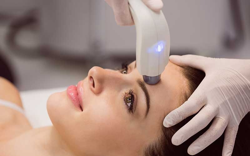 Parlaklığını, Canlılığını Kaybetmiş Bir Cilde Ne İyi Gelir? Tabi Ki Altın İğne!